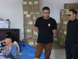 KPU Kabupaten Way Kanan memulai kegiatan pelipatan dan sortir surat suara Pemilu 2024 Jumat 5 Januari 2024