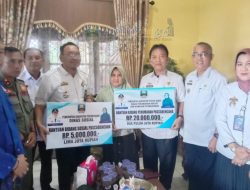 Pemkab Pesibar Serahkan Bantuan Pasca Bencana Musibah Kebakaran di Pekon Kampung Jawa