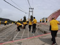 Polres Way Kanan Lakukan Bakti Sosial Bersihkan Fasilitas Umum