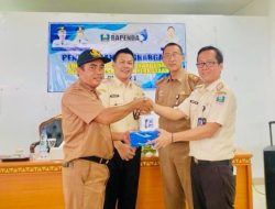 Pj. Sekda Jon Edwar Serahkan Hadiah dan Penghargaan Lunas PBB ke Kecamatan dan Pekon