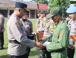 Kapolres Kasih Penghargaan Linmas Atas Jasanya Menangkap Pelaku Kejahatan