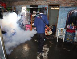 Polisi Bersama Dinkes Tengah Lakukan Fogging Cegah Penyakit DBD di Way Kanan