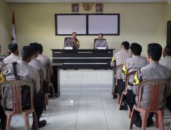Polres Way Kanan Serahkan HP Motorola LEX 11 kepada Bhabinkamtibmas untuk Mendukung Tugas Pokok Polri