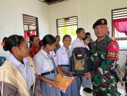 Satgas Yonkav 6/Naga Karimata Berikan Tas Untuk Peraih Presiasi Siswa di Perbatasan