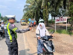 Demi Keselamatan, Polantas Tegur Pelajar Tak Kenakan Helm Saat Berkendara di Jalinsum