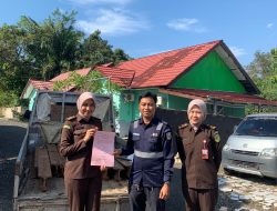 Kejari Way Kanan Serahkan Barang Bukti  berupa 17 (Tujuh Belas) potong batang rel Kereta Api kepada Pihak KAI