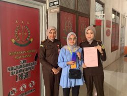 Kejari Way Kanan Serahkan Kembali Barang Bukti  berupa bukti  1 (satu) unit Hp Merk Redmi 9 warna biru kepada Korban