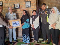 Satlantas Polres Way Kanan Berikan Sembako Pada Korban Laka Lantas
