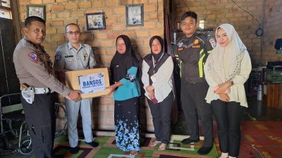Satlantas Polres Way Kanan Berikan Sembako Pada Korban Laka Lantas