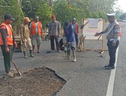 Antisipasi Laka Lantas, Satlantas Polres Way Kanan Himbau Para Pekerja Jalan di Km 8
