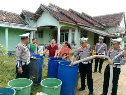 HUT Lalu Lintas Bhayangkara Ke-69, Polisi Salurkan Air Bersih di Km 8 Blambangan Umpu.