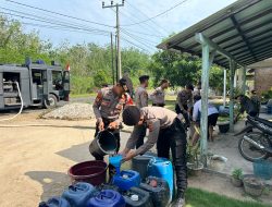 Alami Krisis Air Bersih, Satsamapta Polres Way Kanan Salurkan Air Bersih di KM 8