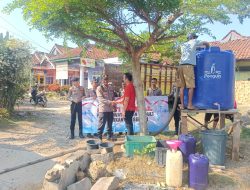 Aksi Jumat Berkah, Polisi Salurkan Air Bersih dan Berikan Tandon Air Untuk Warga di Way Kanan