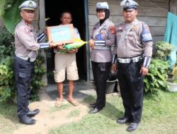 Memperingati HUT polda Lampung, polres Lampung barat saluran Ribuan Liter air bersih Bantu penuhi kebutuhan masyarakat