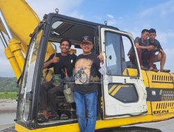 Respon Cepat Keluhan Masyarakat , Bupati Agus Istiqlal Terjun Langsung Pantau Pengerjaan Normalisasi Way Laay