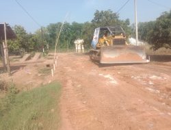 Wakil Bupati Way Kanan keluarkan dana dari Kocek Pribadi, perbaiki akses jalan Simpang Mayit dan Karang Agung