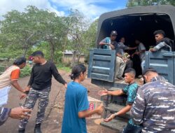 Prajurit Lanal Maumere Lakukan Pengawalan Dipulangkannya 721 Orang Pengungsi Korban Gunung Berapi Lewotobi Asal Nurebelen