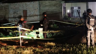 Brimob Polda Lampung Sterilisasi TKP Penemuan Diduga Granat di Banjar Masin