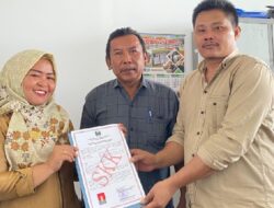 DPC Gabungan Wartawan Indonesia(GWI) Pesisir Barat terima SKK dari Kesbangpol