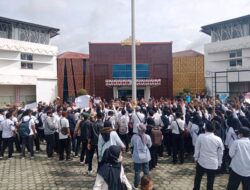Ratusan Tenaga Guru Honorer Adakan Aksi Damai Di Halaman Pemkab Way Kanan
