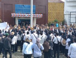 Polres Way Kanan Kawal Aksi Damai Guru Honorer Tidak Lulus PPPK
