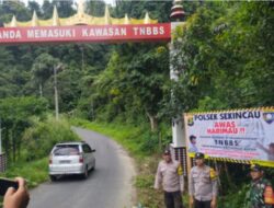 Polsek Sekincau Bersama TNI dan Warga memasang  Papan Himbauan Waspadai Harimau di TNBBS