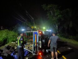 Polisi Datangi TKP, Laka Lantas Mobil Bermuatan Durian di Jalinsum Way Kanan
