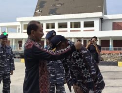 Kapal Perang RI TYO-522 Datangi Maumere Bawa Bantuan Untuk Pengungsi Korban Erupsi di Flotim