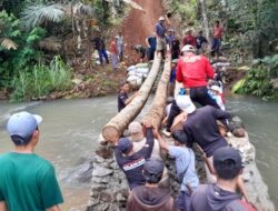 Warga Gotong Royong Bangun Jembatan Penghubung Antar Kampung Bonglai, Kecamatan Banjit Dan Kampung Tanjung Baru, Kecamatan Bukit kemuning