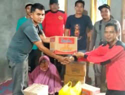 Angkatan muda muhamadiya ((KOKAM) kabupaten way kanan menunjukan kepedulian memberikan sembako kepada keluarga korban yang anak nya hilang.