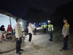 Melalui Layanan 110, Polisi Dengan Sigap Bantu Pengendara Alami Pecah Ban di Jalinsum Way Kanan.