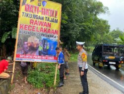 Operasi Keselamatan Krakatau 2025, Satlantas Polres Way Kanan dan Warga Pasang Banner Himbauan.