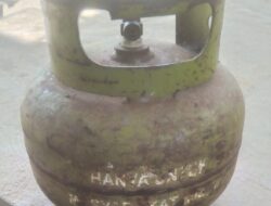 Kelangkaan Gas Elpiji 3 Kg di Kasui Way Kanan, Warga Terpaksa Beralih ke Kayu Bakar