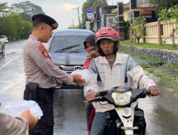 Wujud Kepedulian di Bulan Ramadhan, Polres Way Kanan Bagi – bagi Takjil Ke Pengguna Jalan