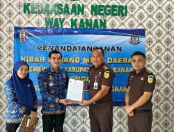 Pemkab Way Kanan Serahkan Hibah Tanah Kepada Kajari Way Kanan