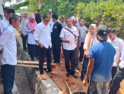 PLT Camat Kasui Tinjau Pembangunan Siring Pasang di Dusun 06 Kampung Kota Way