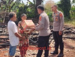 *Polisi Beri Bantuan Sembako Untuk Warga Korban Kebakaran di Rebang Tangkas*