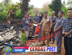 Kepala kampung Beserta Aparatur Kampung Beringin Jaya Berikan Bantuan Kepada Warga Korban kebakaran