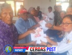 Pemkam Bali Sadhar Selatan Salurkan BLT DD kepada 12 KPM