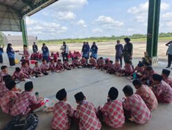 Plt Bupati Way Kanan Ayu Asalasiyah Lakukan Kunjungan Bersama Siswa Siswi SD IT Bina Insani Ke Skadron/12 Amur Jaya Yudha