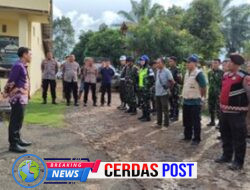 Pemkab Way Kanan Tertibkan Tambang Emas Ilegal, Dua Pelaku Diamankan  Way Kanan,  –cerdaspost.id-  Pemerintah Kabupaten Way Kanan bersama Tim Gabungan dari TNI, Polri, Kejaksaan, dan instansi terkait melakukan penertiban terhadap aktivitas Pertambangan Emas Tanpa Izin (PETI) di wilayah Kampung Gunung Katun, Kecamatan Baradatu, Kamis (19/06/2025).  Operasi gabungan ini dipimpin oleh Penjabat (Pj.) Sekretaris Daerah Kabupaten Way Kanan, Dr. Arie Anthony Thamrin, S.STP., M.IP., CGCAE., CGRE, mewakili Bupati Way Kanan. Turut mendampingi Kepala Dinas Lingkungan Hidup Dwi Handoyo Retno, S.E., M.M., dan Kabag Ops Polres Way Kanan Kompol Maryanto.  Penertiban dilaksanakan menindaklanjuti surat dari Polres Way Kanan Nomor: B/34/VI/PAM.3.3/2025 tentang undangan kegiatan penanganan dan penertiban tambang ilegal di Kabupaten Way Kanan. Kegiatan ini juga merupakan bentuk nyata komitmen Pemerintah Daerah dalam menjaga kelestarian lingkungan hidup dari ancaman aktivitas pertambangan liar.  Dalam penertiban tersebut, Tim Gabungan berhasil mengamankan dua orang yang tengah melakukan aktivitas mendulang emas ilegal. Sejumlah barang bukti turut disita, antara lain mesin sedot air, generator, dan berbagai peralatan tambang. Lokasi PETI juga telah dipasangi garis polisi (police line) sebagai langkah penegakan hukum.  Pemerintah Kabupaten Way Kanan menegaskan bahwa aktivitas PETI menimbulkan dampak kerusakan lingkungan yang serius. Tambang emas ilegal sering meninggalkan lubang terbuka (void) dan genangan air asam yang berisiko mencemari tanah dan aliran sungai. Di samping itu, metode kerja tanpa standar keselamatan, minimnya alat pelindung diri (APD), serta ketiadaan sistem ventilasi dan penyangga dalam tambang bawah tanah sangat membahayakan para penambang.  Secara hukum, PETI merupakan pelanggaran terhadap Undang-Undang Nomor 4 Tahun 2009 tentang Pertambangan Mineral dan Batubara, dan pelakunya dapat dijerat dengan sanksi pidana serta denda.  Pemerintah bersama aparat menegaskan imbauan kepada masyarakat untuk tidak terlibat dalam aktivitas PETI. Selain berisiko hukum, kegiatan ini mengancam keselamatan masyarakat dan merusak masa depan generasi mendatang.  “Kami berharap masyarakat, khususnya di wilayah Blambangan Umpu, Umpu Semenguk, dan Baradatu, dapat bekerja sama dalam menjaga wilayah dari aktivitas tambang ilegal. Laporkan segera jika menemukan indikasi kegiatan serupa,” tegas Pj. Sekda.  Pemerintah Kabupaten Way Kanan berkomitmen untuk terus menjaga kelestarian lingkungan dan menindak tegas segala bentuk pelanggaran yang merusak sumber daya alam daerah./Ali