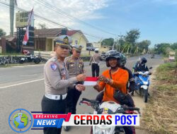 Polantas Menyapa, Polisi Tebar Semangat Nasionalisme Bagikan Bendera Merah Putih di Way Kanan*