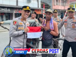 *Polres OKU Selatan Bagikan Bendera Merah Putih Kepada Pengguna Jalan di Pasar Muaradua*