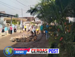 Sekda Way Kanan Hadiri Gotong Royong Perbaikan Jalan di Kelurahan Kasui Pasar