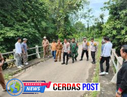 Tanggap Waspada dan Antisipasi Banjir, Polsek Blambangan Umpu Bersama Forkopimcam Lakukan Pengecekan Debit Air Sungai