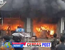 Si Jago Merah Mengamuk di Tengah Musim Hujan, Gerai Indomaret di Depan Gerbang Pemda Way Kanan Terbakar