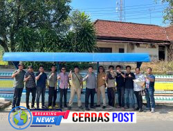 Sat Intelkam Polres Way Kanan bersama Masyarakat membersihkan Fasilitas Umum dalam rangka mengimplementasikan Arahan Presiden Prabowo