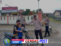 Polsek Banjit Bagikan Puluhan Takjil di Bulan Ramadhan 1447 H