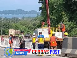 Antisipasi Lonjakan Arus Mudik 2026, Pos Lantas Tarahan Pasang Pembatas Jalan di Tanjakan Rawan Kecelakaan