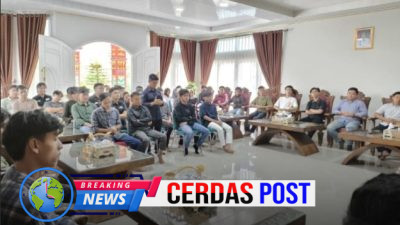 Bupati Lampung Barat menyerahkan Bantuan Pesta Sekura Cakak Buah